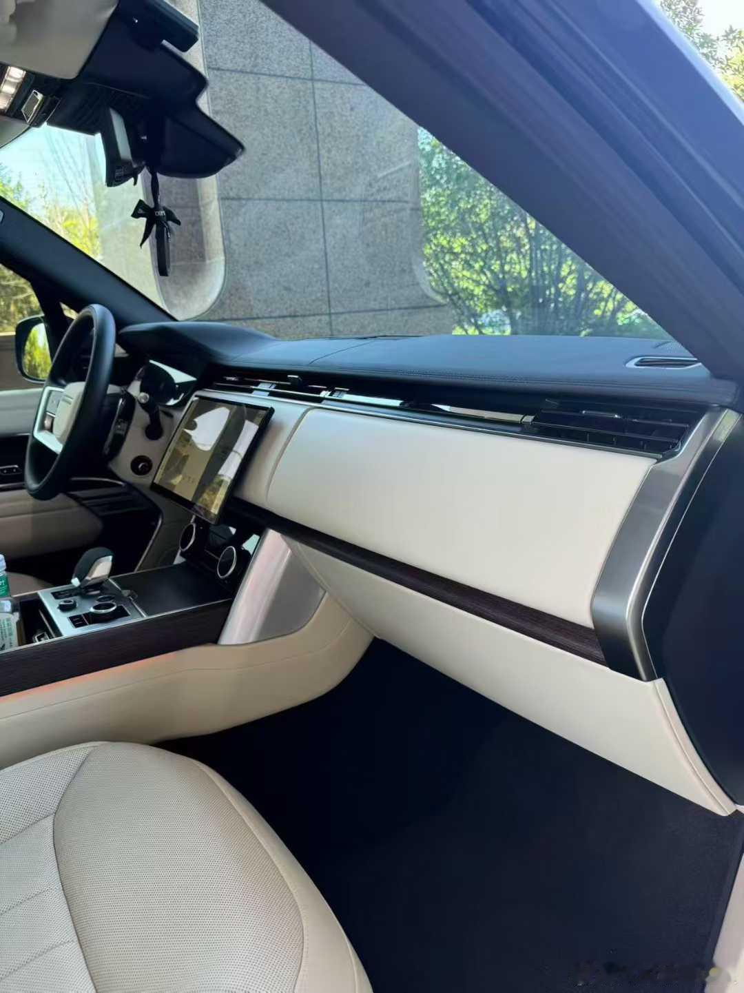 路虎揽胜行政盛世版，指导价142.8万，有选装，23年7月上牌，3万9千公里，全