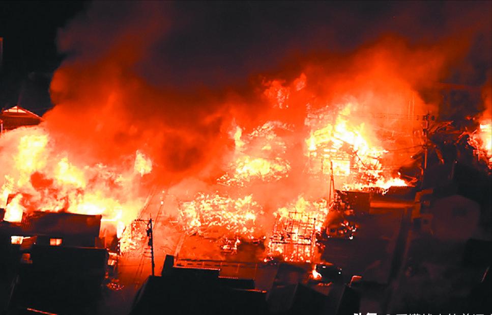 日本本土烧了一夜！很多人以为这只是一场普通的意外火灾，错了！真相是，这场瞬间