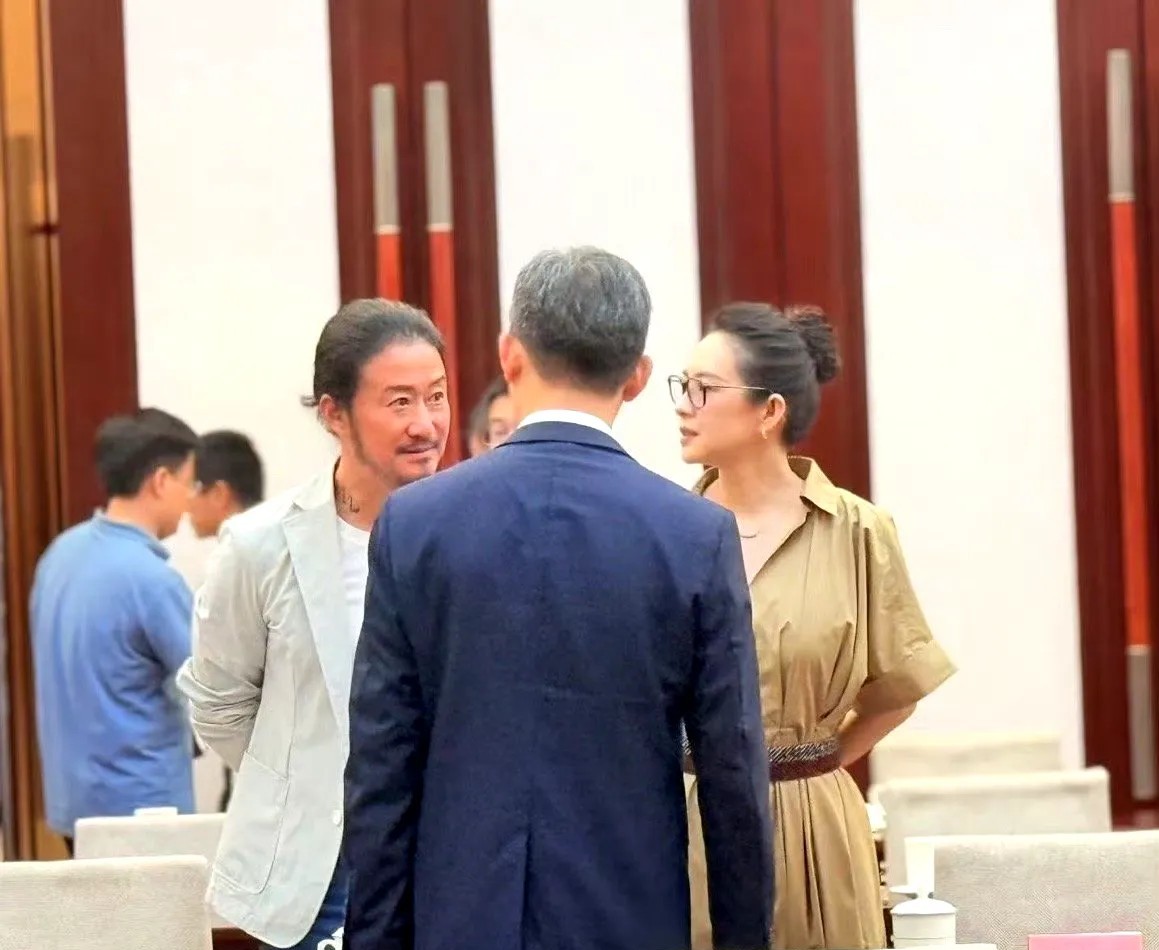 看到央妈镜头里的章子怡和吴京同框，手里的西瓜差点没拿稳。章子怡是真的抗住了镜头，