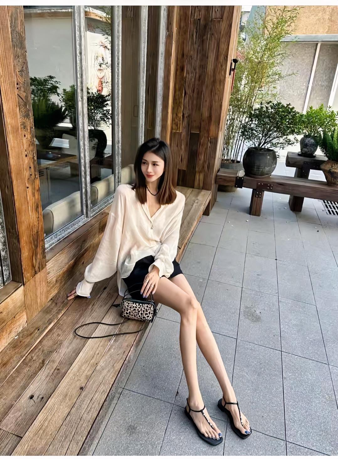 脚上的凉鞋不错，简单大方，还把脚显得那么好看