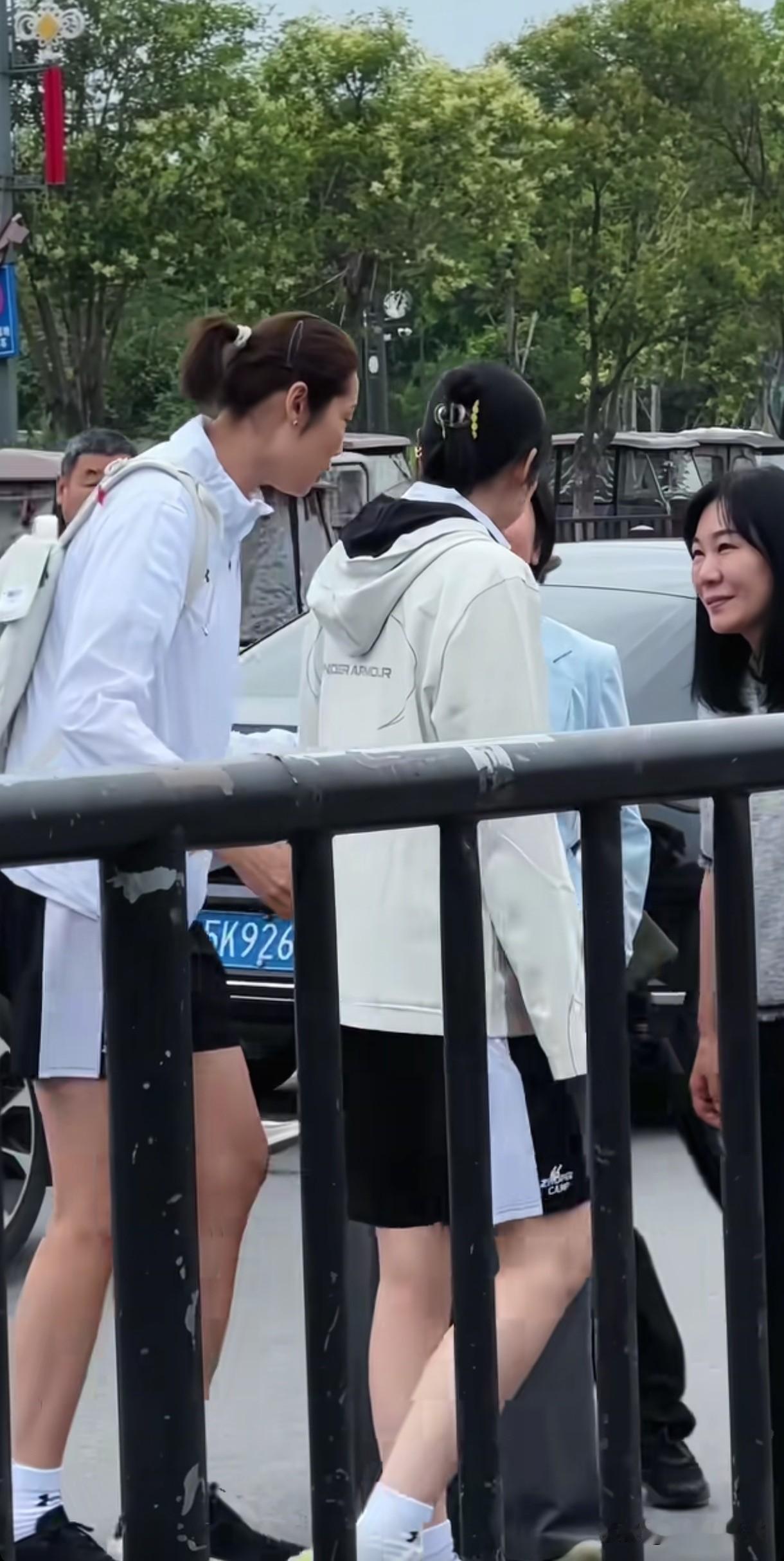 朱婷能够带着姚迪去老子故里参观学习，说明也是求进步、想上进。老子在《道德经》里告