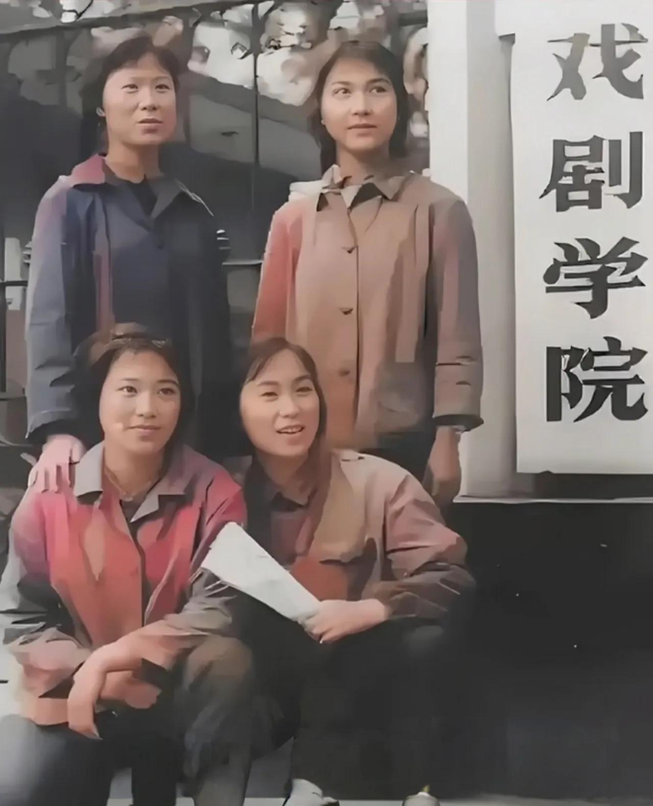 1974年，奚美娟与同学在上海戏剧学院门前合影。她们穿着朴素，笑容明亮，眼神透