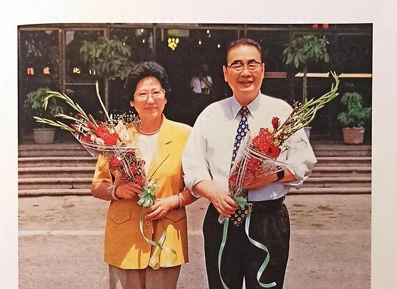 李鹏与夫人朱琳在吉林东关宾馆门前拍摄结婚40周年纪念照。这对革命伴侣携手走过四十