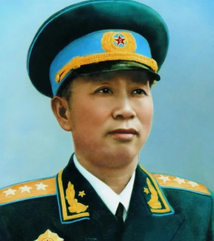 刘亚楼当空军司令时，一天，他坐着红旗牌轿车回到司令部，一个新战士看见轿车驶过，感