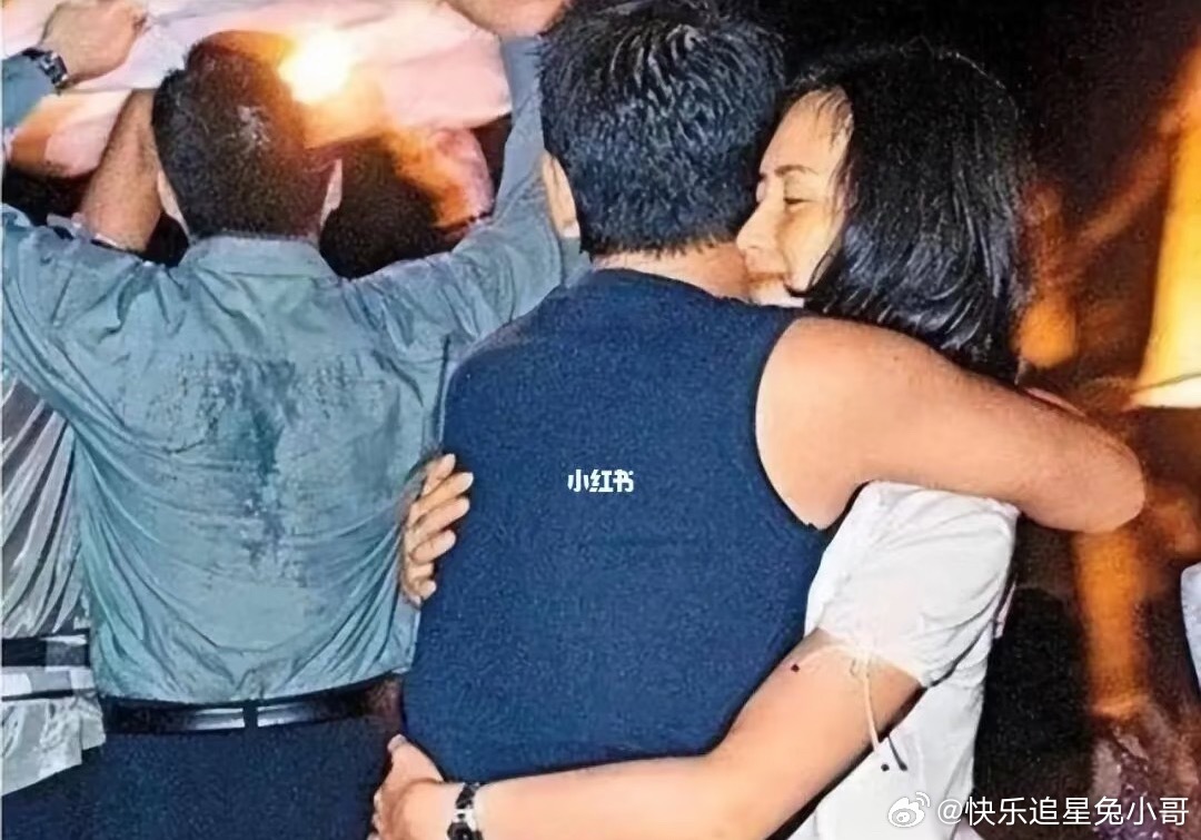 何超琼与杨其龙街头拥吻的照片登上港媒头版。那是她刚从不爱她的许晋亨婚姻里爬出来