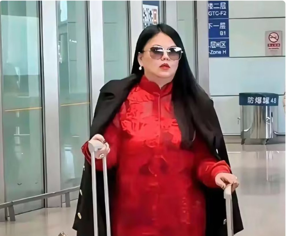 长沙街头偶遇李湘一家，母女暴瘦到认不出！离婚后仍不离不弃