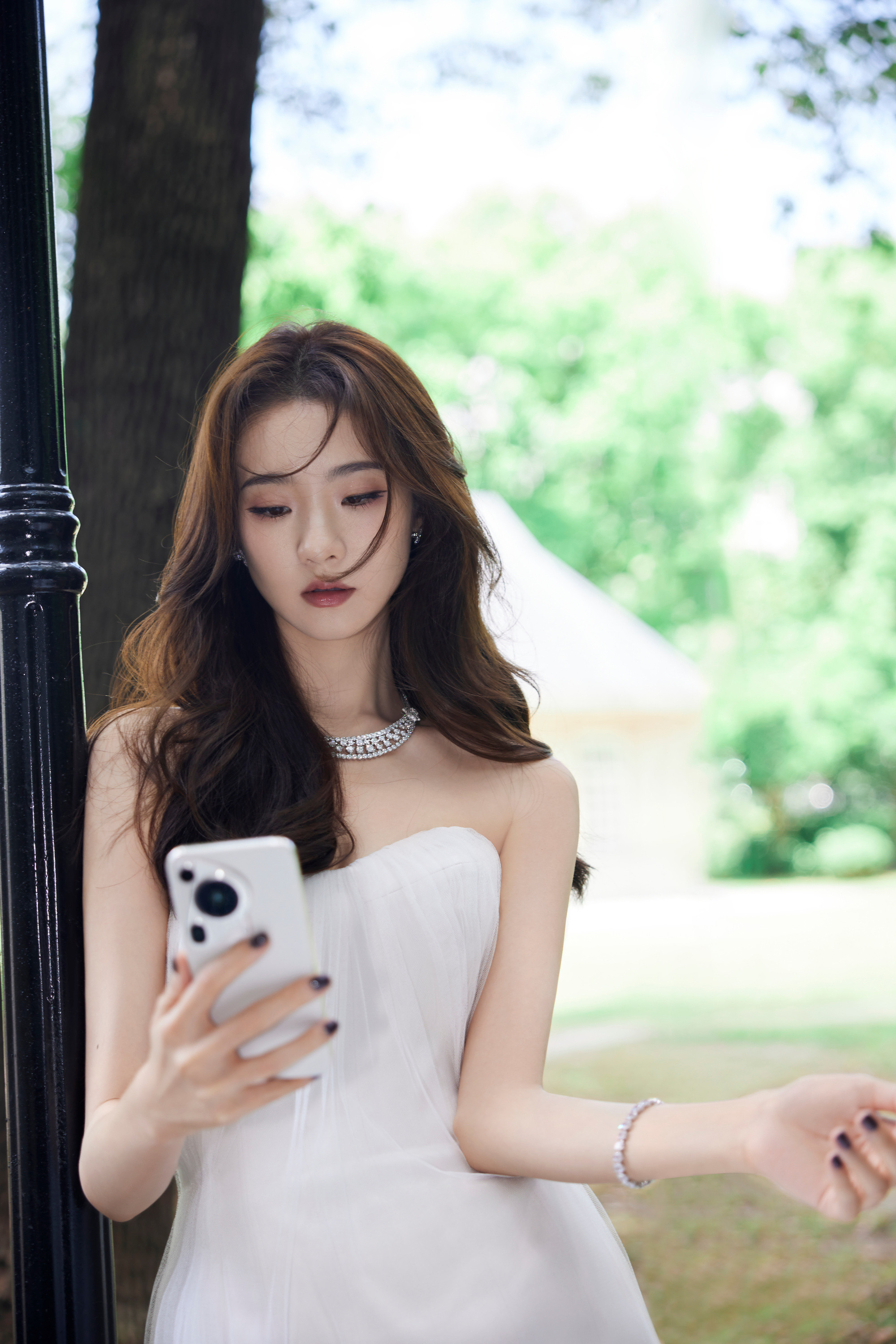 张艺凡，白裙少女，温柔生姿。张艺凡