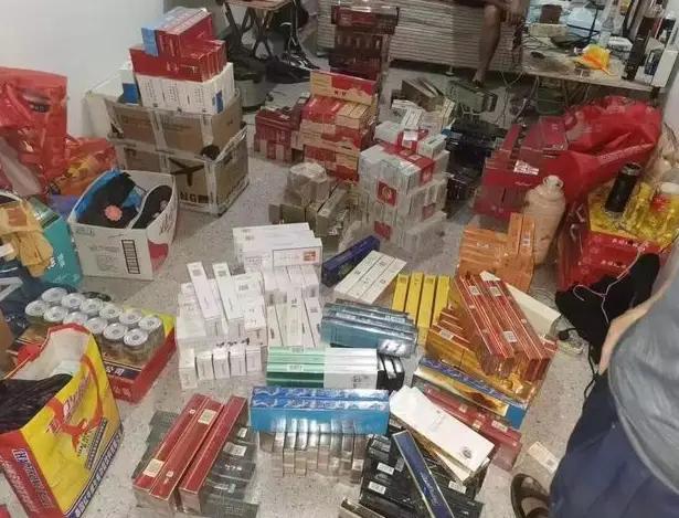 陕西,老张和小张父子,常年往返陕鄂卖粉条。老张发现湖北卷烟便宜,就借卖粉条之机从