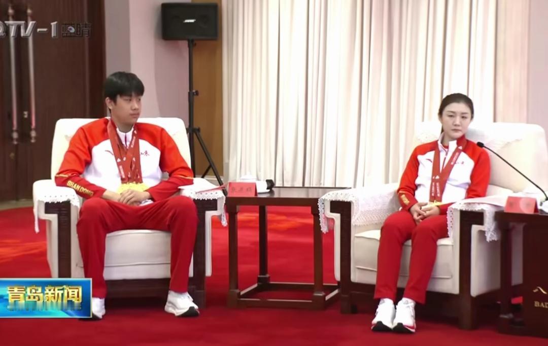 12月5日，陈梦回青岛参加座谈会了，受到当地高规格接待，陈梦坐在重要位置，在发言