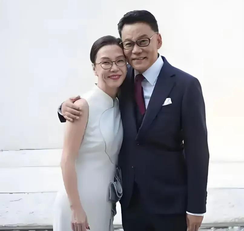 61岁的李国庆二婚娶了三婚的北大校友，59岁的张丹红，办了一场“依然相信爱情”为