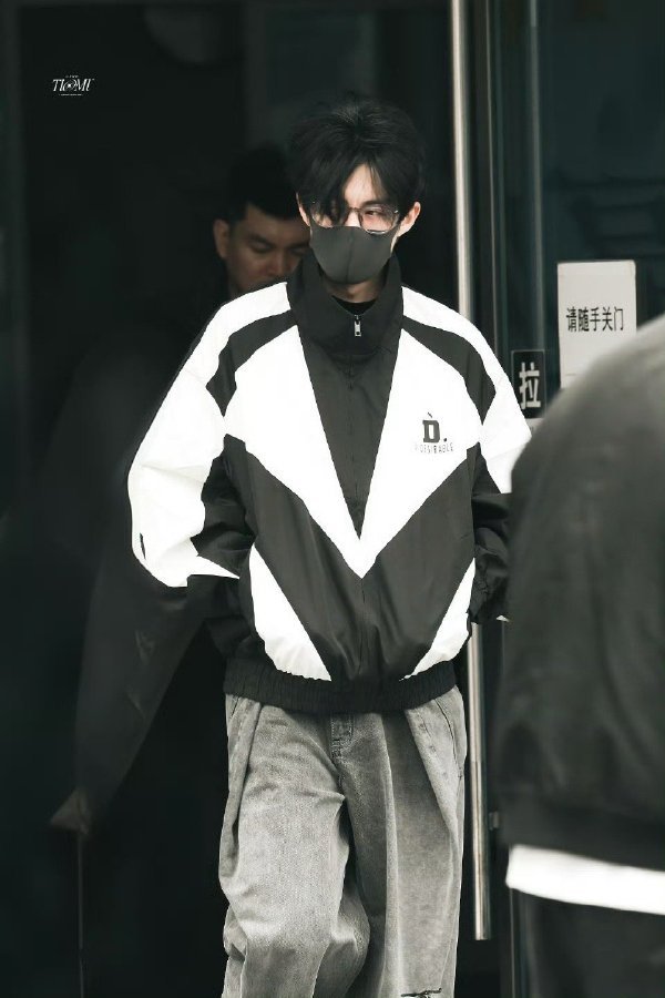 刚从被窝捞出来还这么帅？王鹤棣的颜值真的抗打