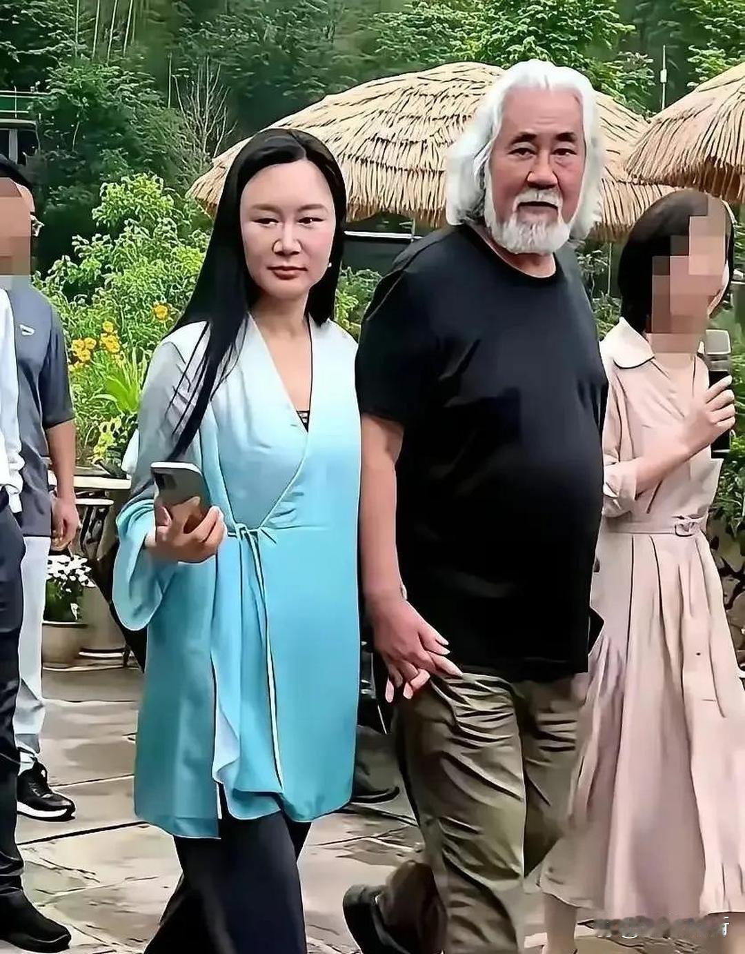 碰到⁠张‍纪中大﻿导演‍带全‏家出来玩，他老婆直接素颜出镜，没‍‏想‌‏到长⁠⁠