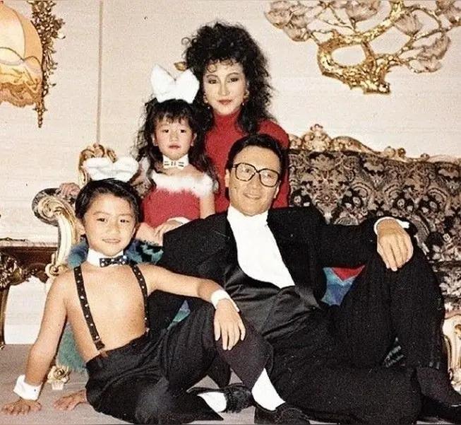 谢贤与狄波拉一见钟情，风光成婚，16年和平分手离婚后依然是挚友。相遇；浪子