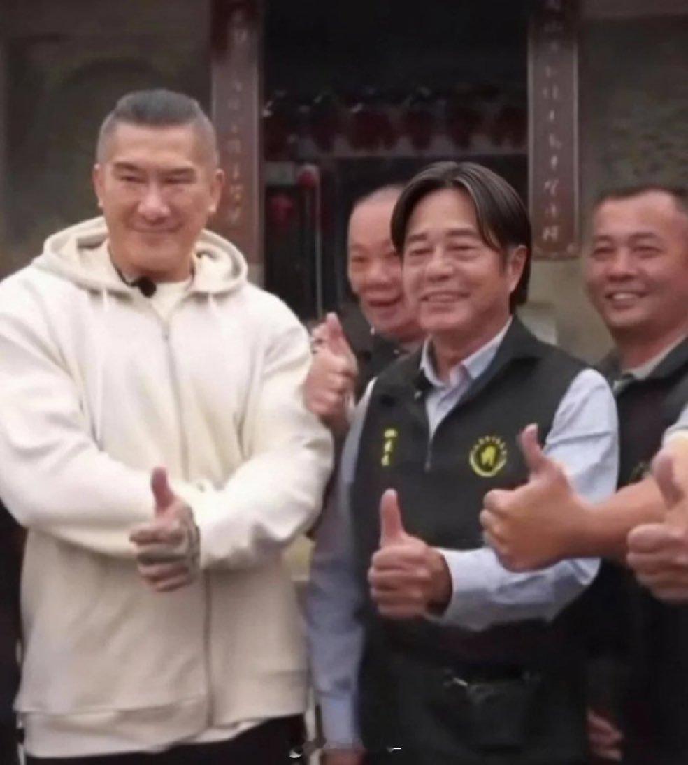 馆长身边这位赖清德宗亲，应该是故意留个这样式发型的吧？这也太像了吧！😂还有他们