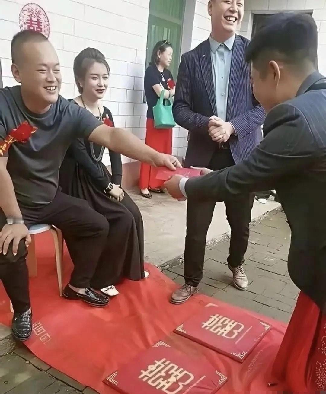 有人说这是原配，有人说这不是原配，我觉得吧，不管这个丈母娘是不是原配，都不能否认