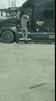 这种车第一次看到，这也应该是一种房车吧，看着既大气又豪华，不过开车的这个司机有点