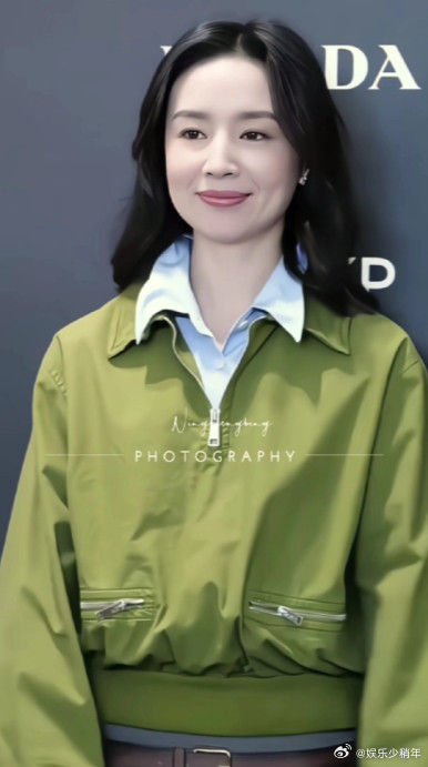 董洁是真好看呀！衣品也确实一直在线。近日董洁参加活动的视频里，董洁的穿着打扮让