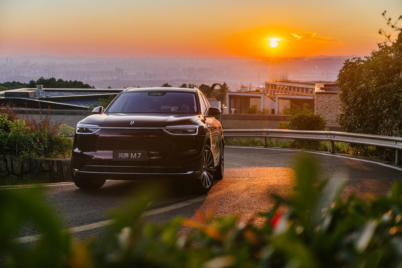 一窝蜂都在买全新问界M7，图啥？现在中大型SUV市场卷得不行，但能在上市之后短