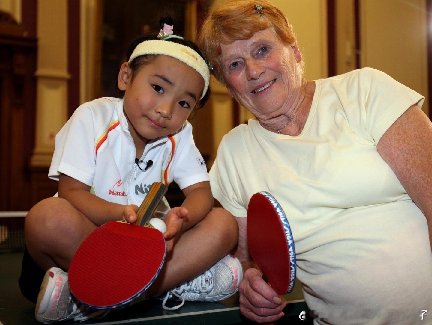 英格兰乒协：伊藤美诚与百岁老人埃德娜·弗莱彻，上演暖心“圆满重逢”时刻🏴󠁧?