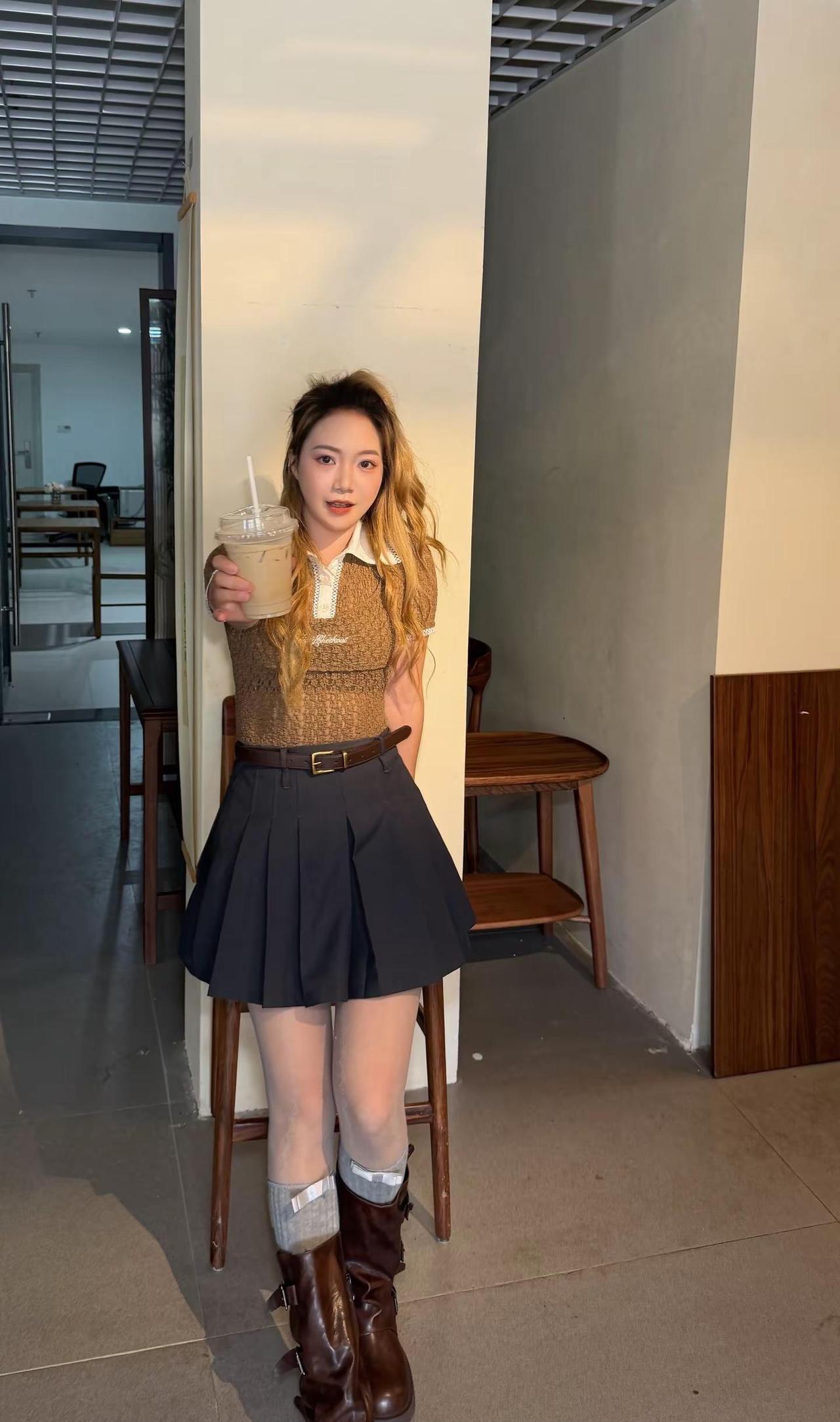 与其成为更好的自己不如更好的成为自己咖啡店随意穿搭逐玉谢征张凌赫