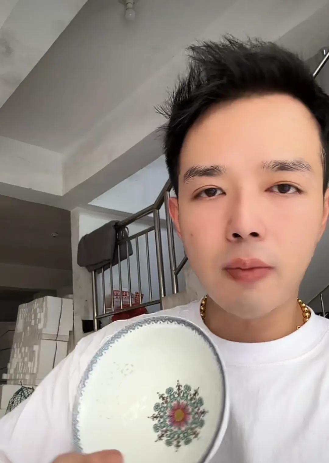 今天小熊的账号直播，小熊不在，办事去了，一木当主播！一木劝网友：钱不好赚，不