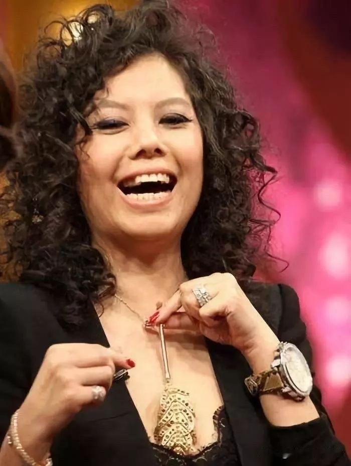 姨娘体验过当小三娘的刺激和委屈，也感受过短暂当正室的不容易和难处。她当姨娘时