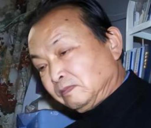1993年，傅衍鲲还是云南瑞丽一所中学的退休语文老师。1.78米的身高，消瘦的身