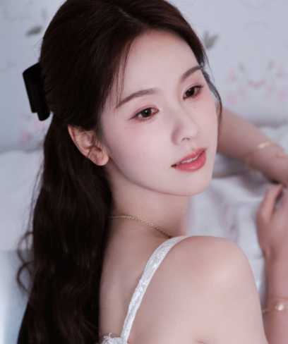 陈都灵白色蕾丝裙造型惊艳，宛如仙女下凡