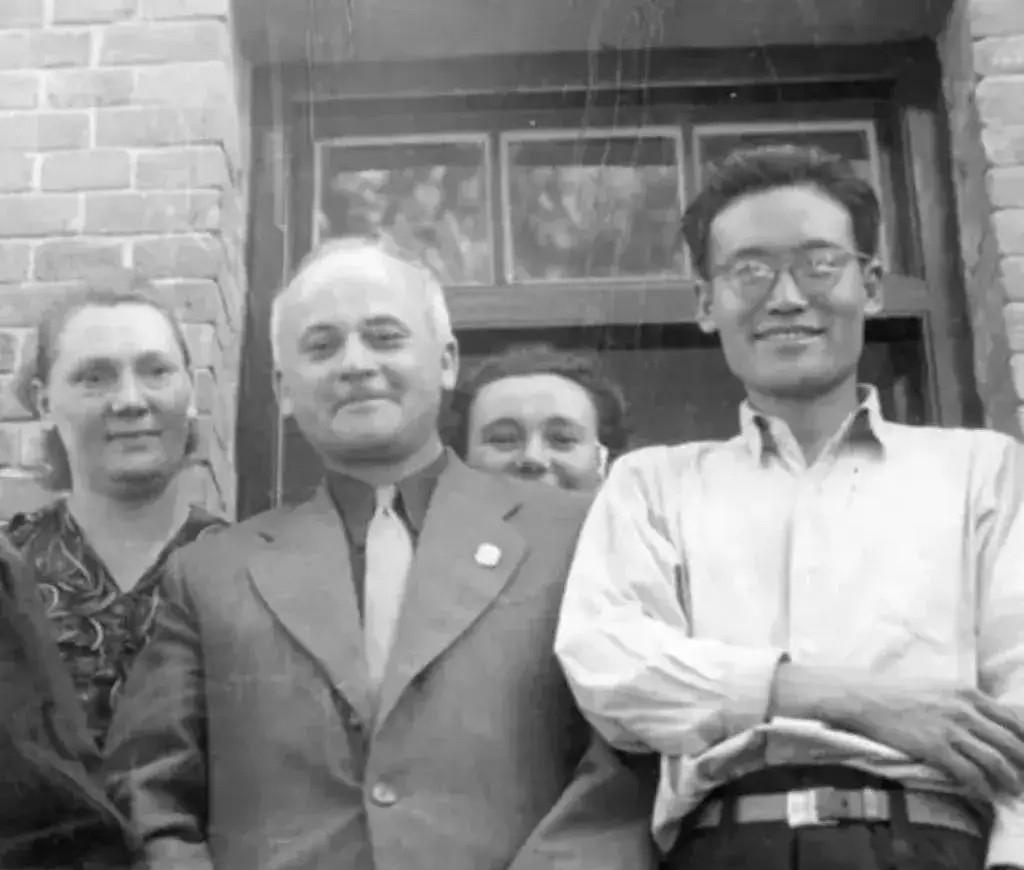 上世纪五十年代，纪登奎（前排右一）担任洛阳矿山机器厂厂长兼厂党委副书记，当时该厂