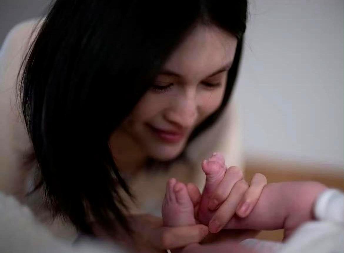 刚生完娃，超模何穗竟又被推进手术室。你以为她嫁给陈伟霆，风光无限，可她刚坐