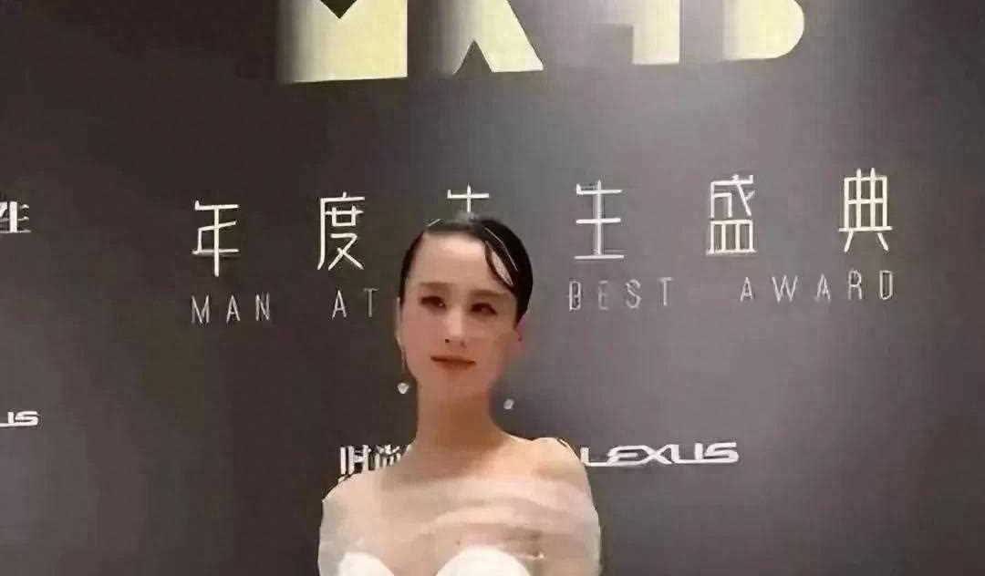42岁黄圣依穿成这样，不知道她尴不尴尬，反正我看着是挺尴尬的