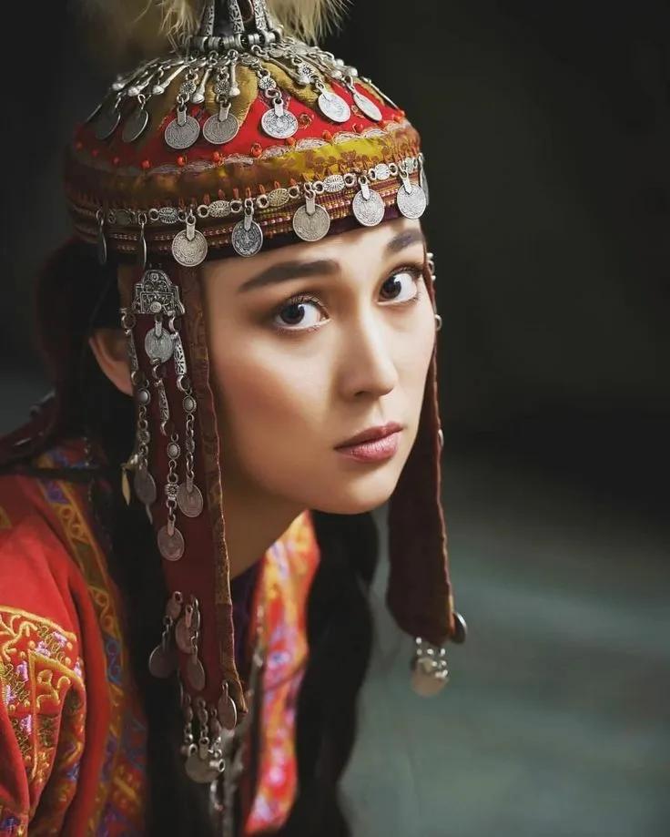 明明说的是突厥语，为什么哈萨克人，却认祖蒙古？我们都知道，哈萨克人是突厥语族，