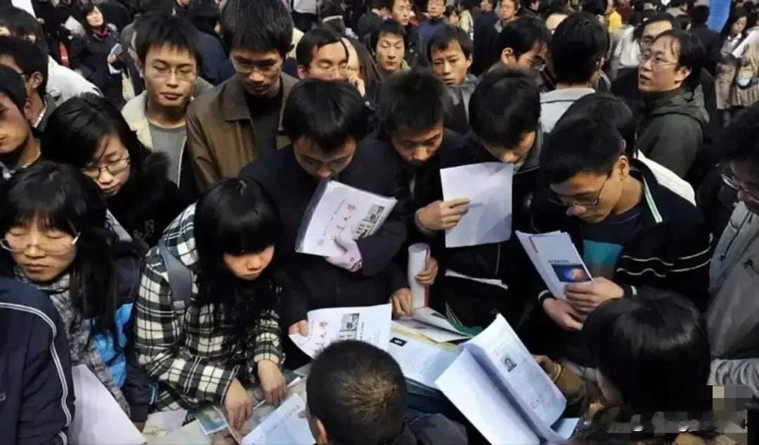 大学生太多了，还是“没用的大学生”太多了？！大学年年扩招，扩招后大学生