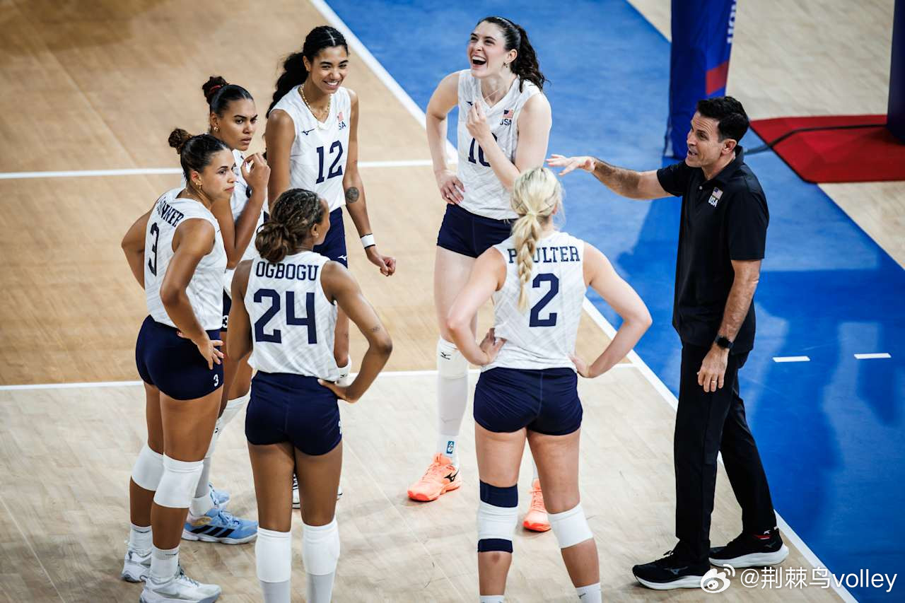 美国女排今天没有给小黑马捷克女排任何机会，直接3-0横扫（25-1725-12