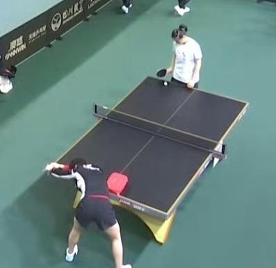 成都混合团体世界杯，国乒对战韩国队，王曼昱担任本场女单选手，比赛前训练，王曼昱还