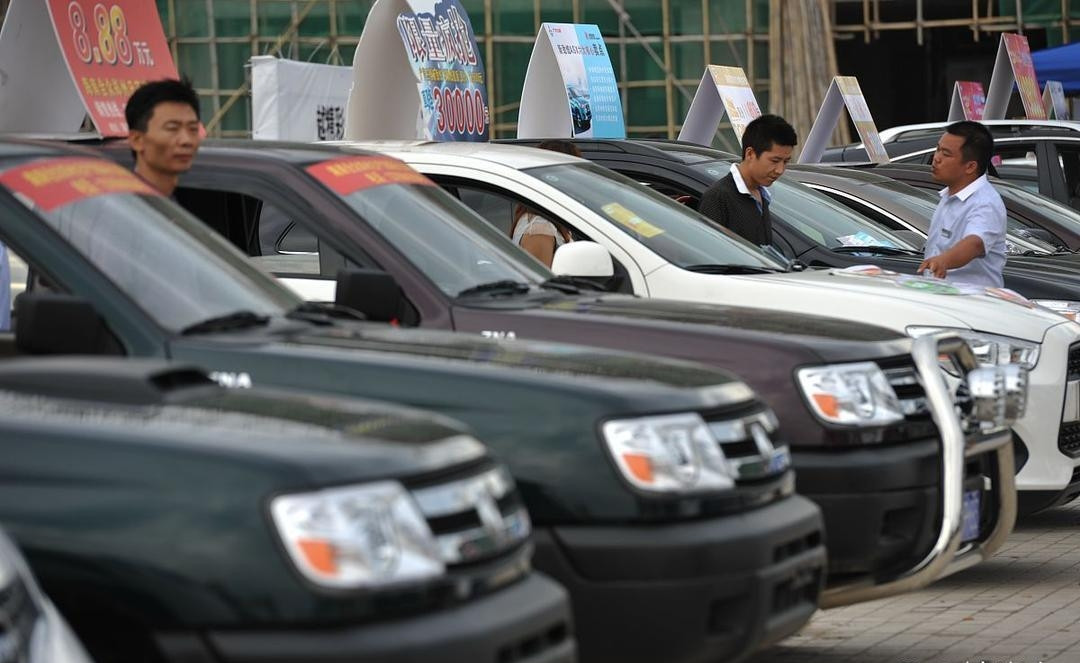 听一个人在上海的车贩子感慨，二手车市场如何不景气，囤积的二手车卖不出去，他手里积