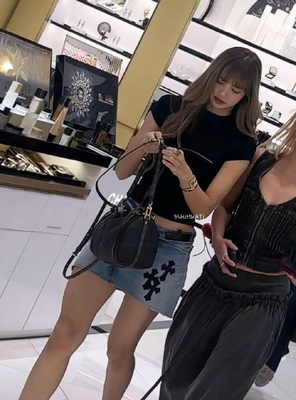 Lisa这生图，什么水平？Lisa与Blue逛街