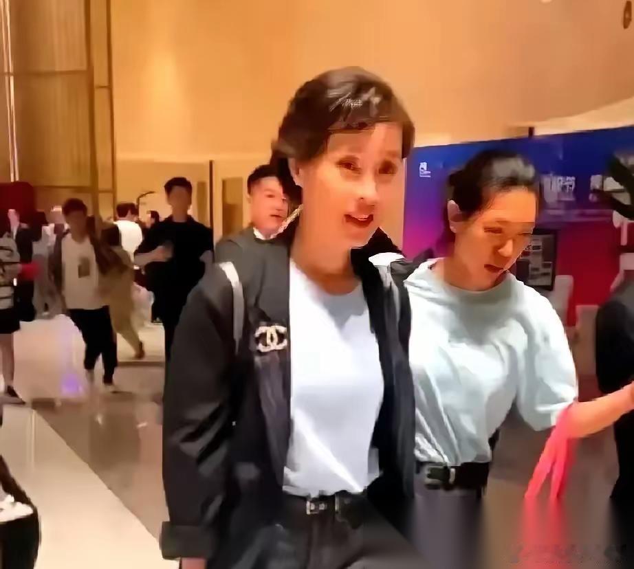 分手即是陌路，永不原谅！颁奖典礼后台，陈建斌见到吴越欲示好，吴越面无表情，微微