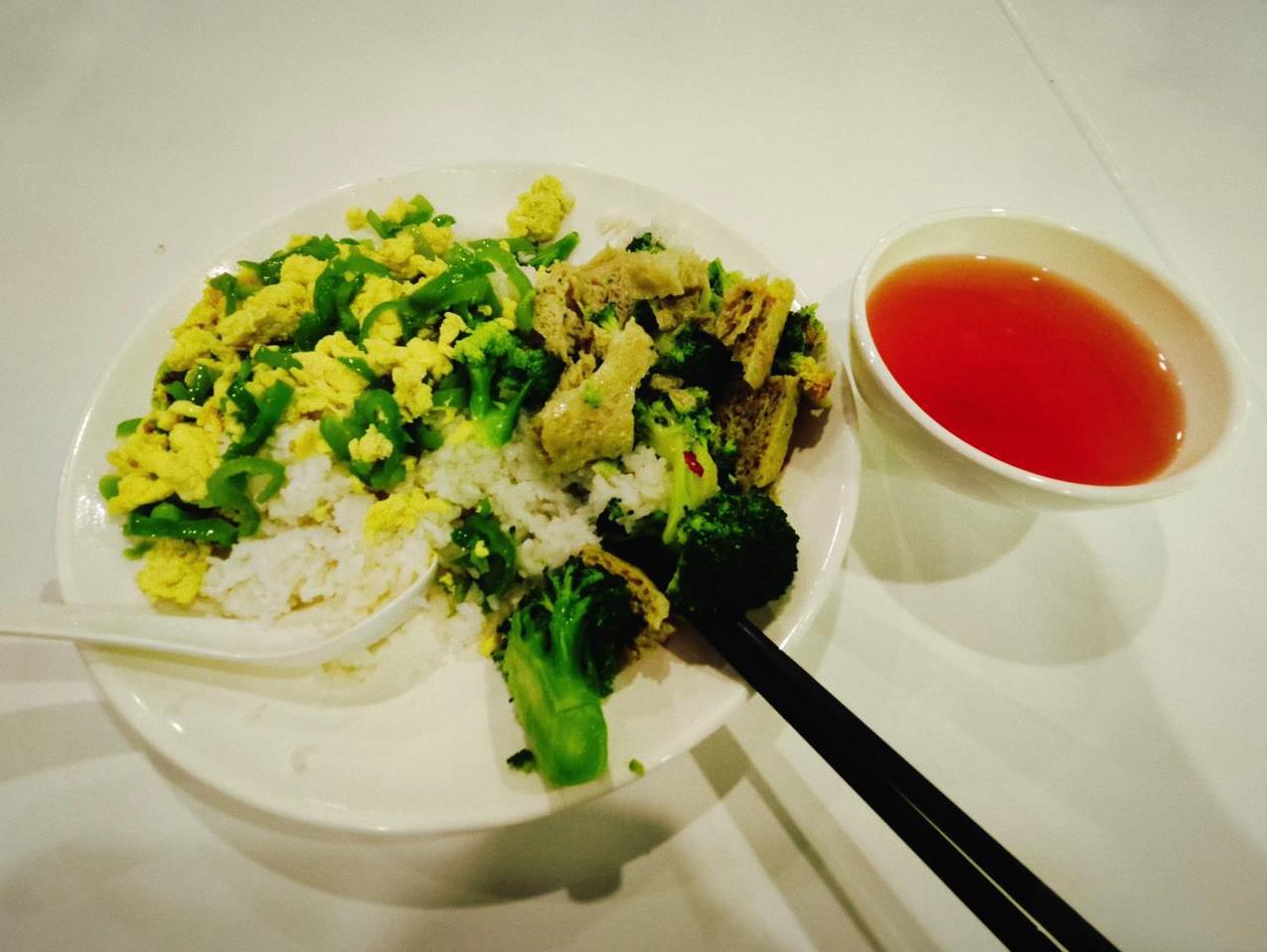 挑战比亚迪第259天不少朋友都讲比亚迪的伙食差，吃不饱，菜品单调，每天食堂还售