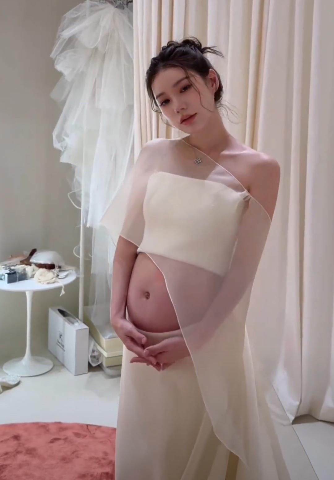 汪小菲现任老婆马筱梅拍摄孕晚期写真，首次大方公开孕肚，她的状态超好，只胖肚子，四