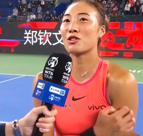 一句“我不讲英文行不行”，比任何ACE球都硬中网半决赛后，主持人递上话筒，提醒