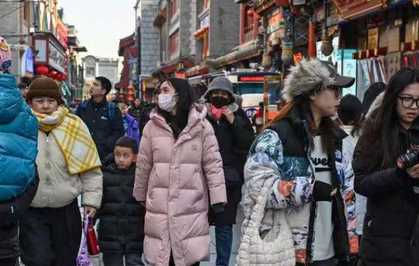 未来35年，中国人口结构可能要玩一场急转直下的过山车。一张人口年龄结构变化图