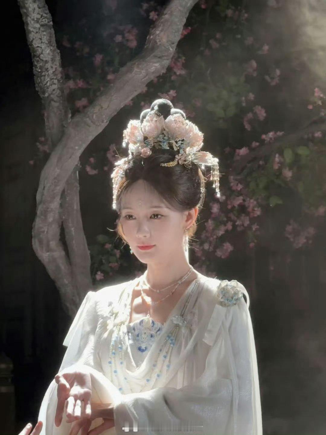 平时觉得一点不像，直到看到这张照片，真看错了，脸型看着像是李一桐，但眼睛看着又很