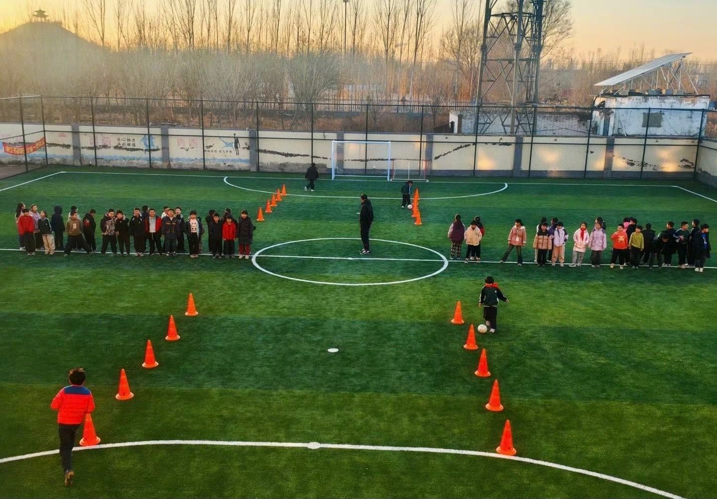 鹿晗第13座公益球场竣工报！足球第一课第13座公益球场在福建竣工啦！咱鹿哥就是