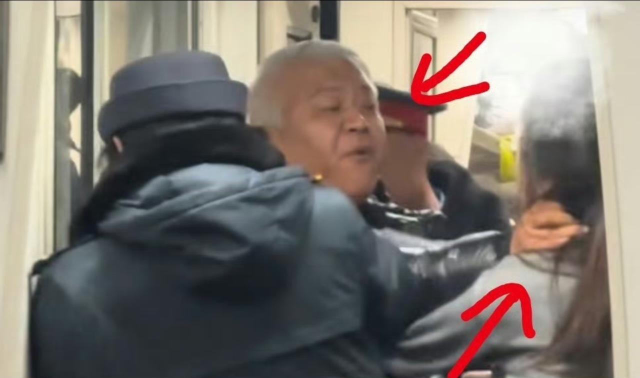 为老不尊，脸都快被丢光了。火车上抽烟就已经够离谱了，没想到还掐人家小姑娘脖子朝