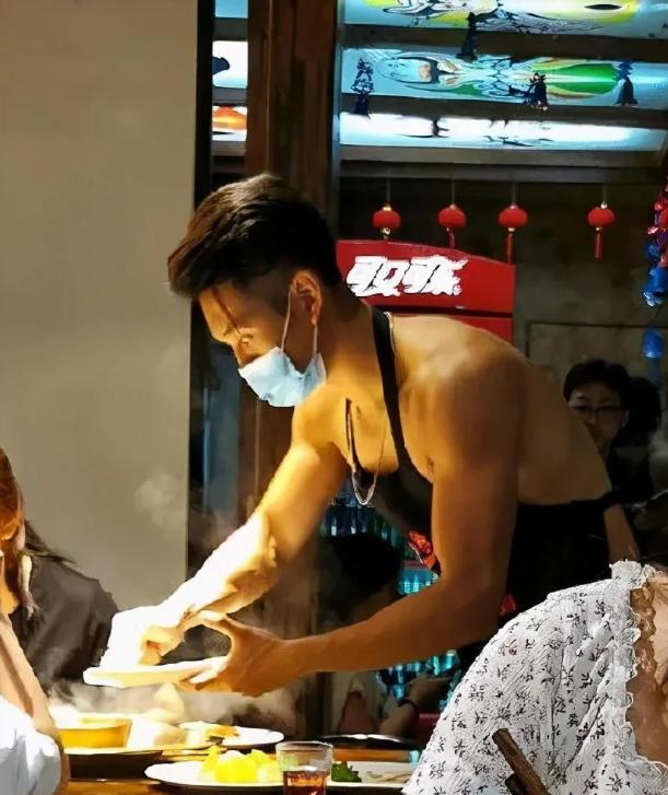花几百块，就能看一群肌肉帅哥在台上跳舞，灯光一打，上衣一脱，台下全是尖叫的女生—