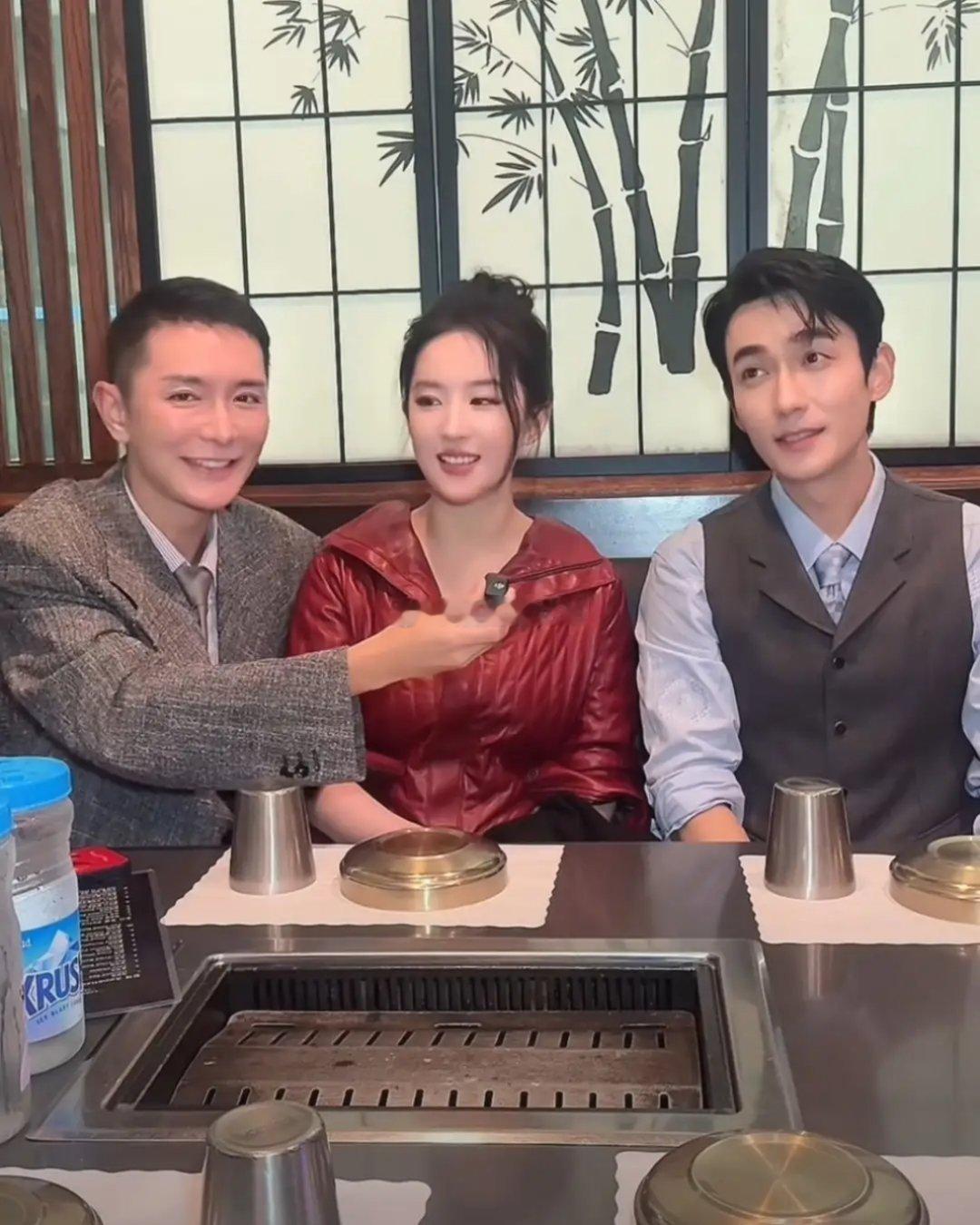 好莱坞大秀落幕,刘亦菲与朱一龙相约小聚,席间分享观秀感悟,相谈甚欢。男俊女靓,画