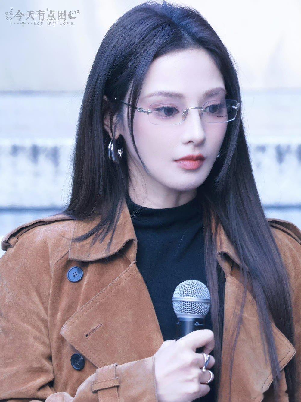 彭小苒完全是主人级别不得了，谁给彭小苒搭的单品，太有眼光啦！完美契合她的气质，