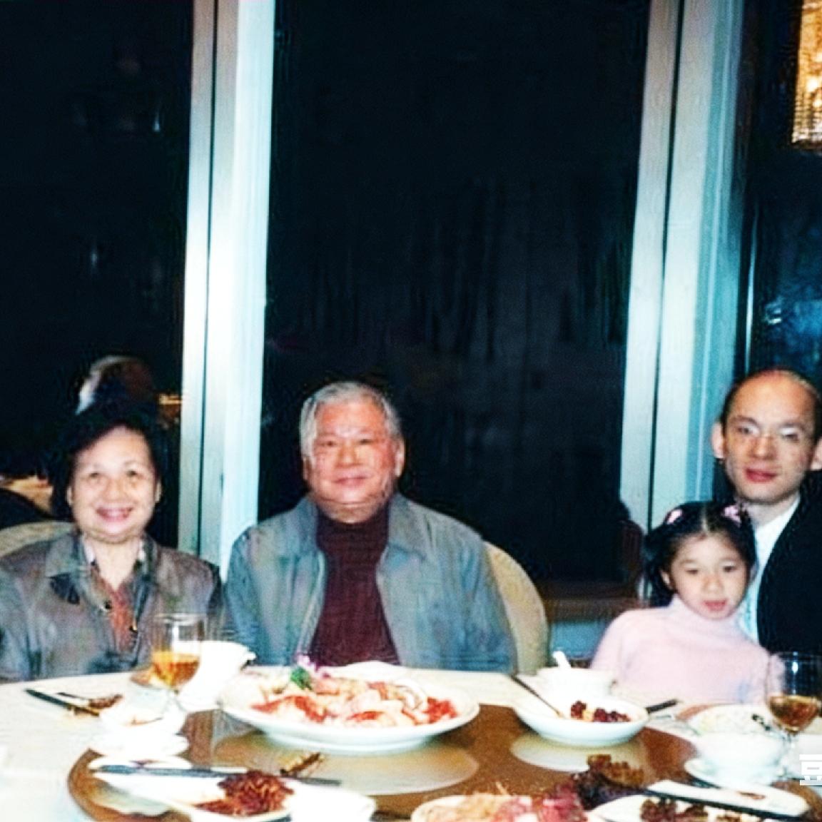 2010年，洪君彦与家人拍下了一帧满是温情的合照，身侧坐着相伴晚年的妻子陈贤英，