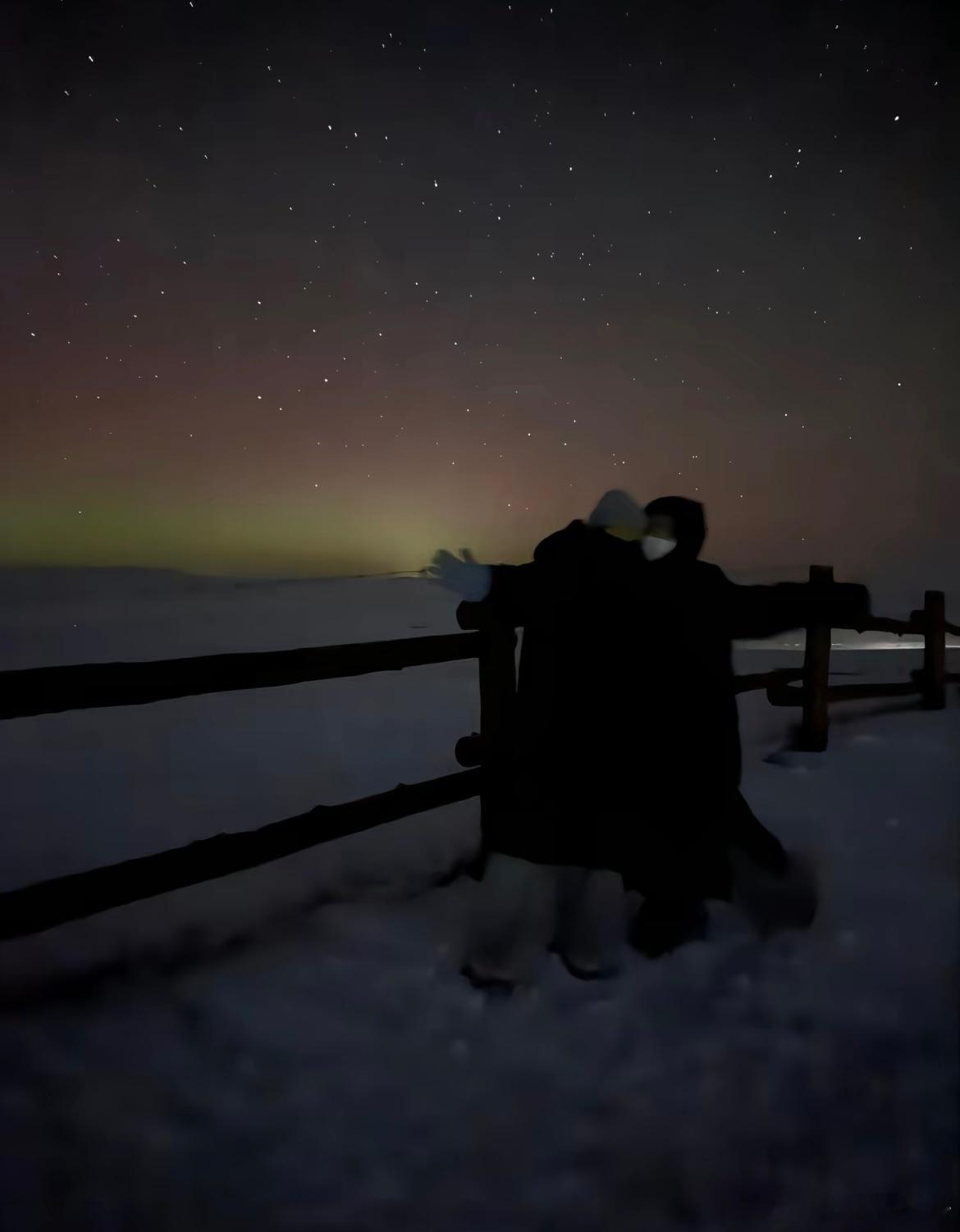 和男朋友呼伦贝尔看到了极光